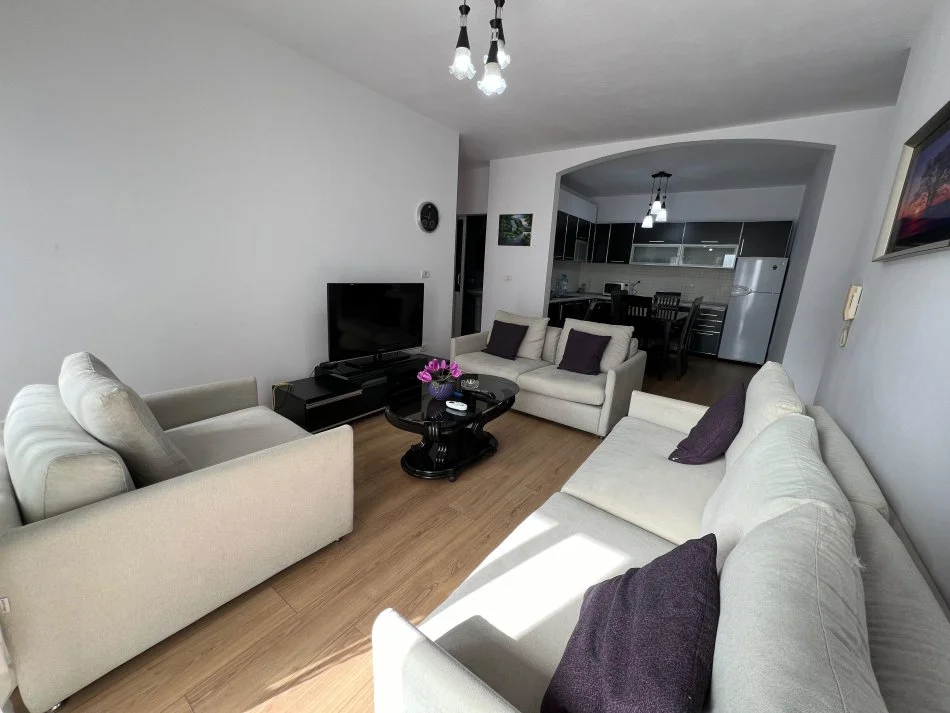 Tirane, jepet me qera apartament 2+1+Ballkon Kati 4, 110 m² 750 € (BLLOK)