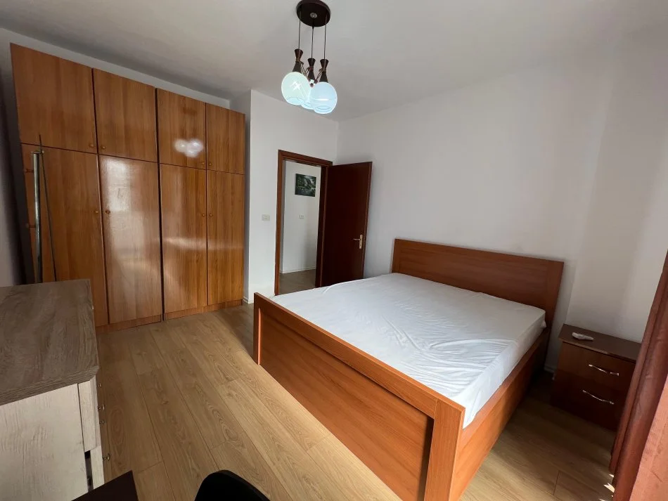 Tirane, jepet me qera apartament 2+1+Ballkon Kati 4, 110 m² 750 € (BLLOK)