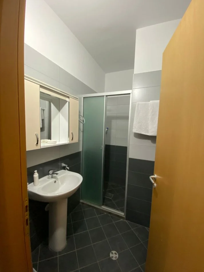 Vlore, jepet me qera apartament 1+1 Kati 2, 52 m² 300 € (Qera, Apartament 1+1, mbi Haris Hotel, Lungomare)  rv45987