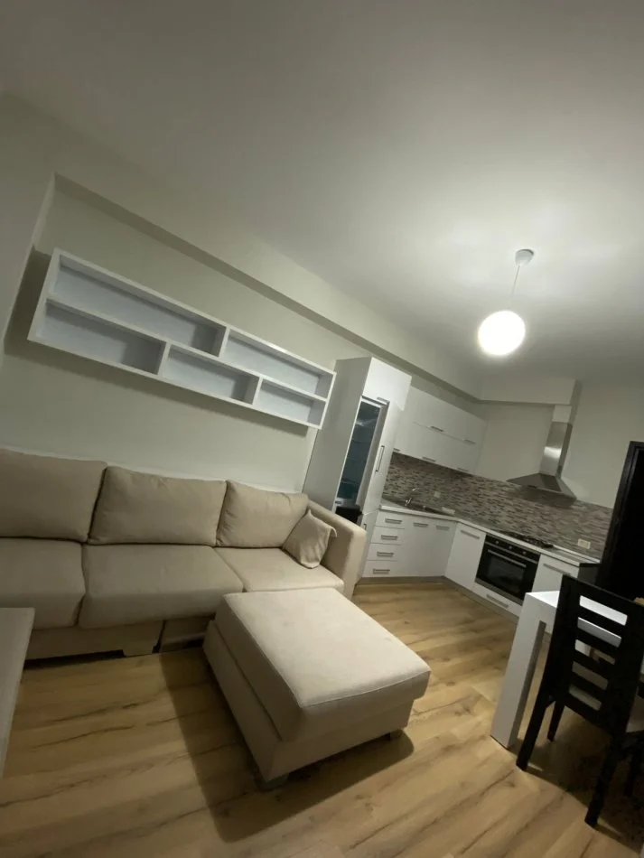 Vlore, jepet me qera apartament 1+1 Kati 2, 52 m² 300 € (Qera, Apartament 1+1, mbi Haris Hotel, Lungomare)  rv45987