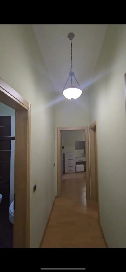 Tirane, jepet me qera apartament 2+1+Ballkon Kati 2, 110 m² 1.000 € (Pazari ri)