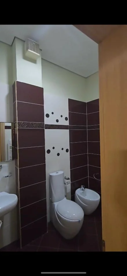 Tirane, jepet me qera apartament 2+1+Ballkon Kati 2, 110 m² 1.000 € (Pazari ri)