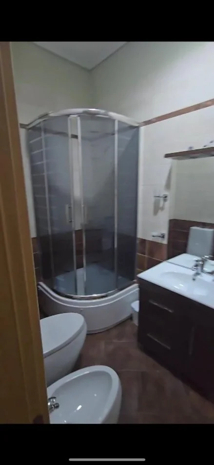 Tirane, jepet me qera 2+1+Ballkon Kati 2, 110 m² 1.000 € (Pazari ri)