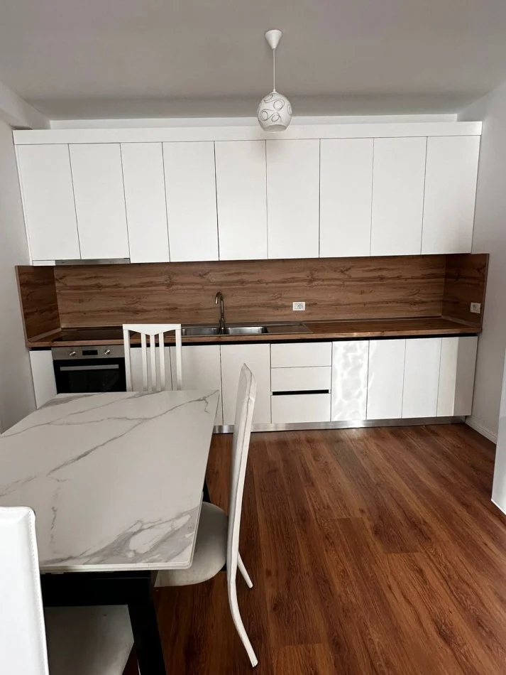 Tirane, jepet me qera apartament 2+1+Ballkon Kati 3, 100 m² 600 € (astir)