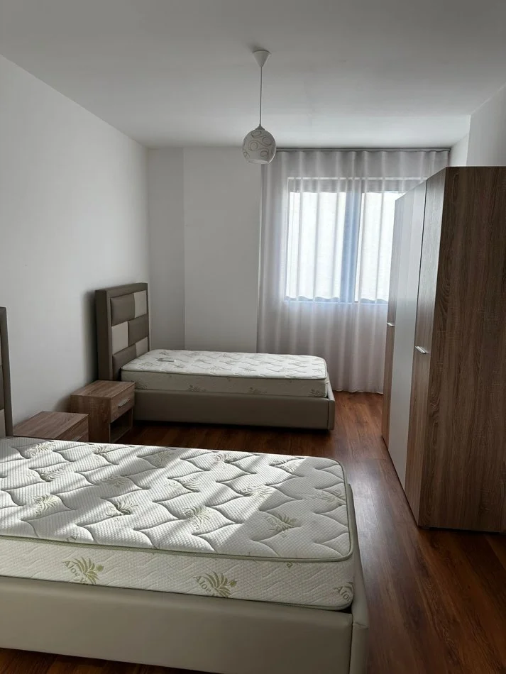 Tirane, jepet me qera apartament 2+1+Ballkon Kati 3, 100 m² 600 € (astir)