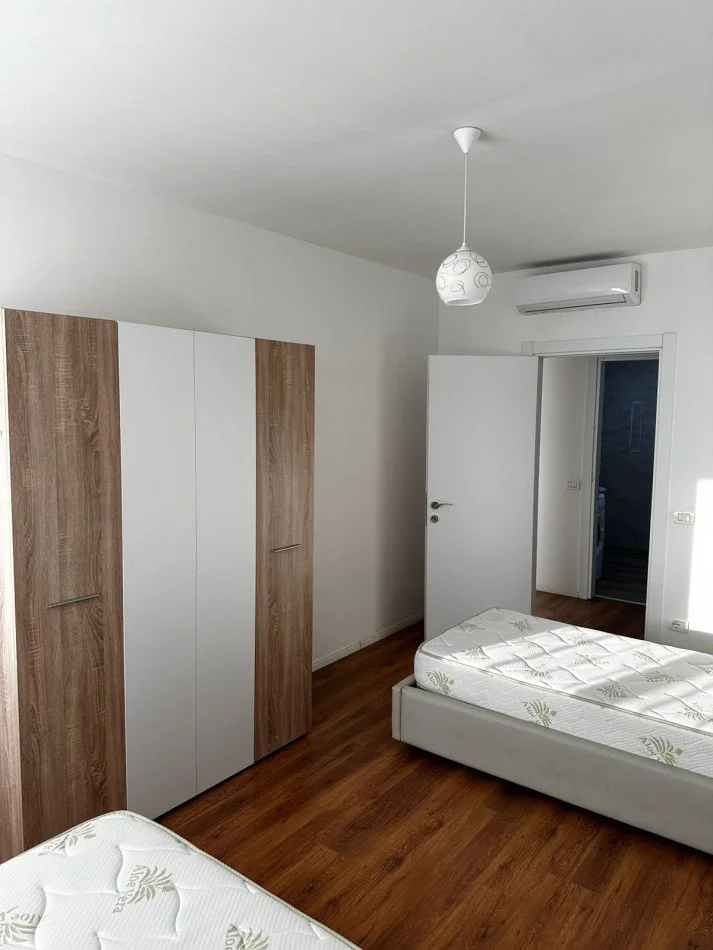 Tirane, jepet me qera apartament 2+1+Ballkon Kati 3, 100 m² 600 € (astir)