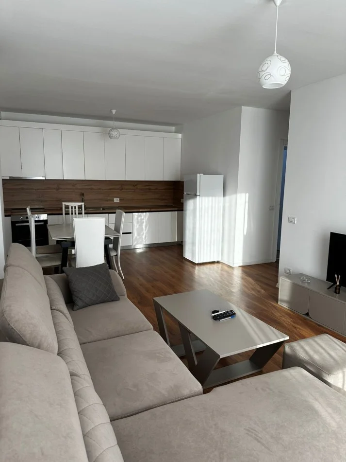 Tirane, jepet me qera apartament 2+1+Ballkon Kati 3, 100 m² 600 € (astir)