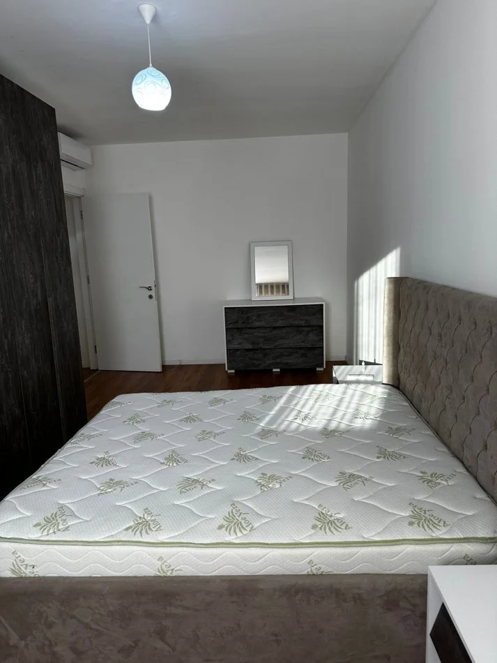 Tirane, jepet me qera apartament 2+1+Ballkon Kati 3, 100 m² 600 € (astir)