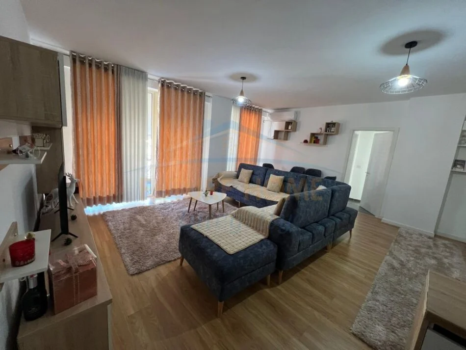 Tirane, jepet me qera apartament 1+1 Kati 3, 63 m² 400 € (SHKOZE TIRANE)