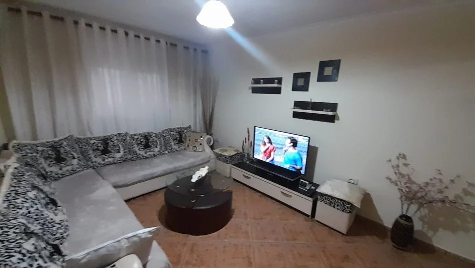 Tirane, Apartament 1+1 per qira  Kati 1, 63 m² 500 € (Stadiumi Dinamo)