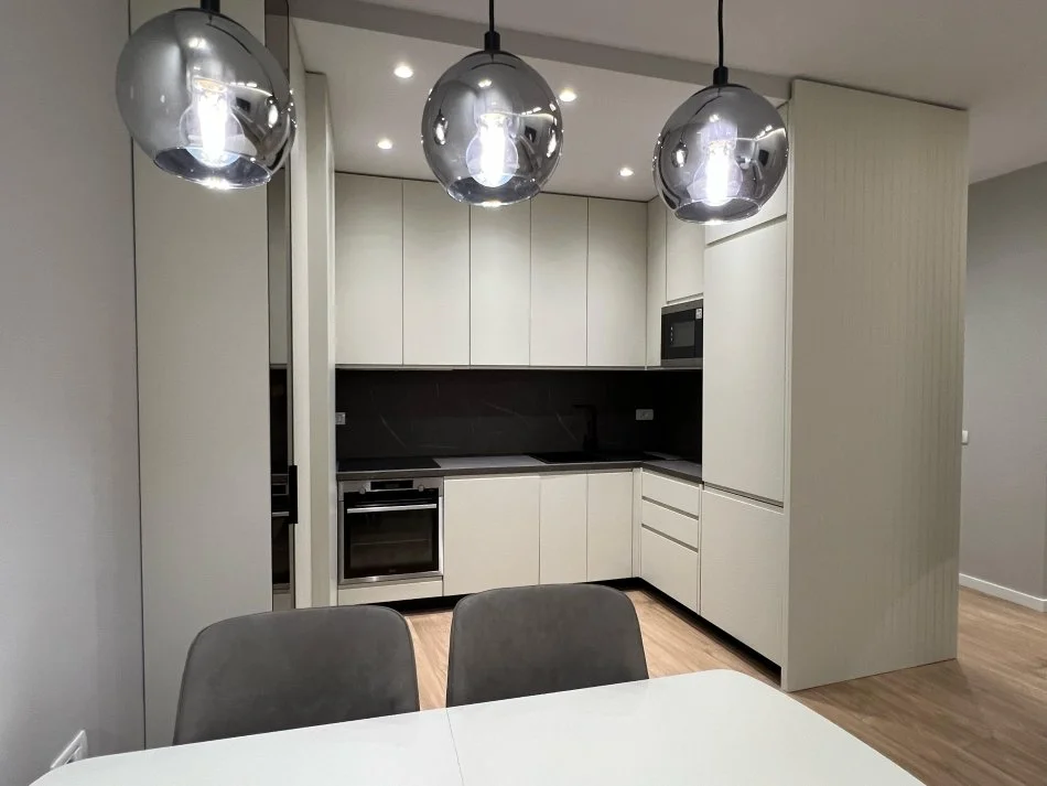 Tirane, jepet me qera apartament 2+1+Ballkon Kati 1, 120 m² 1.000 € (TEG)