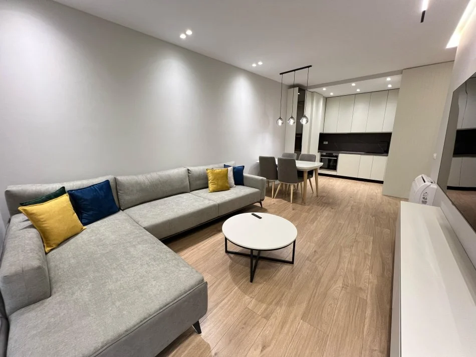 Tirane, jepet me qera apartament 2+1+Ballkon Kati 1, 120 m² 1.000 € (TEG)