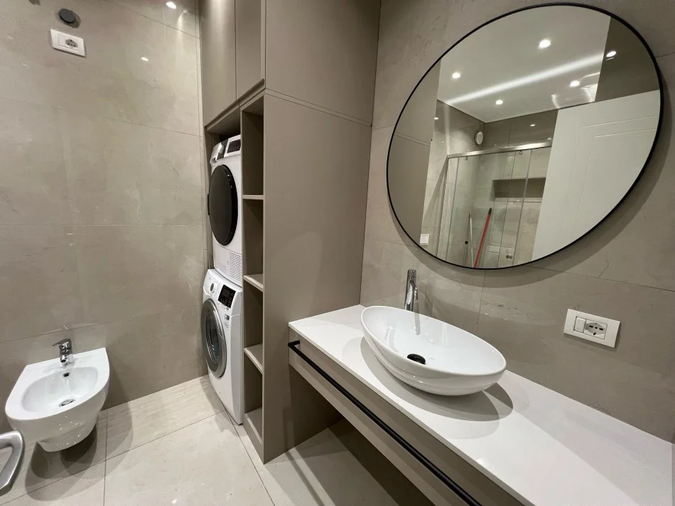 Tirane, jepet me qera apartament 2+1+Ballkon Kati 1, 120 m² 1.000 € (TEG)