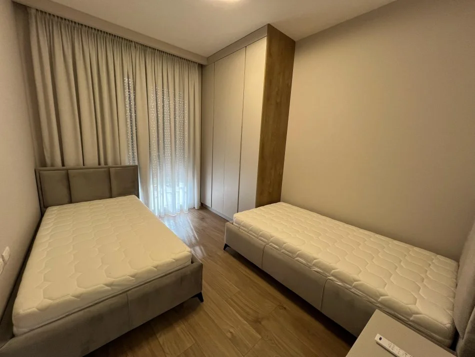 Tirane, jepet me qera apartament 2+1+Ballkon Kati 1, 120 m² 1.000 € (TEG)