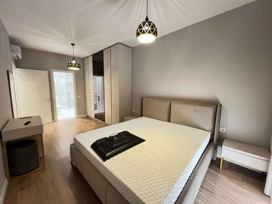 Tirane, jepet me qera apartament 2+1+Ballkon Kati 1, 120 m² 1.000 € (TEG)