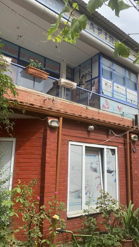 Tirane, jepet me qera ambjent biznesi , 700 m² 3.000 € (21 Dhjetori, (Pranë Supermarket Joenës))