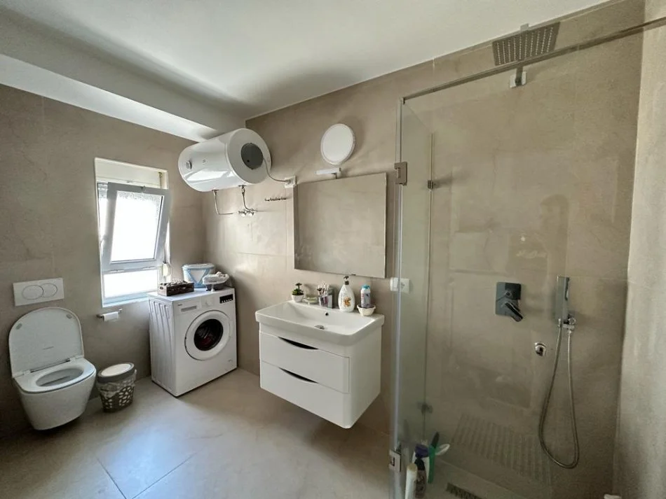 Vlore, jepet me qera apartament 2+1 Kati 2, 75 m² 400 € (perballe me Neranxin) RV46054