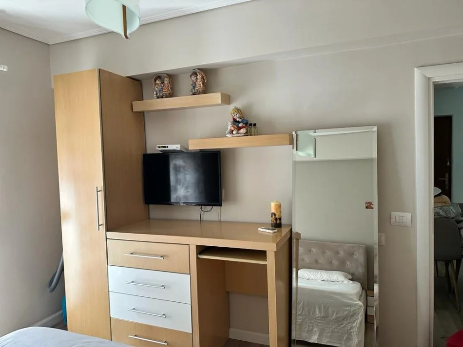 Vlore, jepet me qera apartament 2+1 Kati 2, 75 m² 400 € (perballe me Neranxin) RV46054