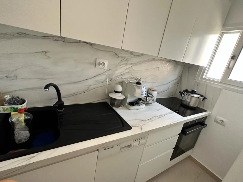 Vlore, jepet me qera apartament 2+1 Kati 2, 75 m² 400 € (perballe me Neranxin) RV46054