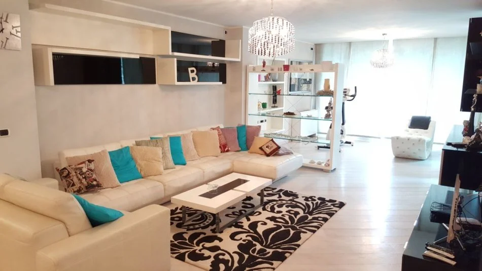 Tirane, jepet me qera apartament 3+1 Kati 2, 280 m² 3.000 € 