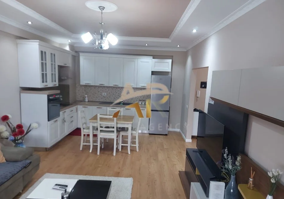 Tirane, jepet me qera shtepi 1+1 Kati 5, 96 m² 900 € (Rruga Bilal Sina)