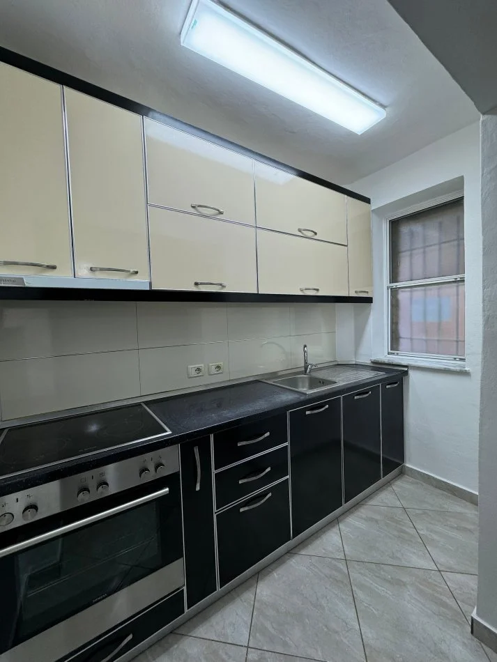 Tirane, shitet apartament 1+1+Ballkon Kati 1, 55 m² 84.000 € (Ali Dem)