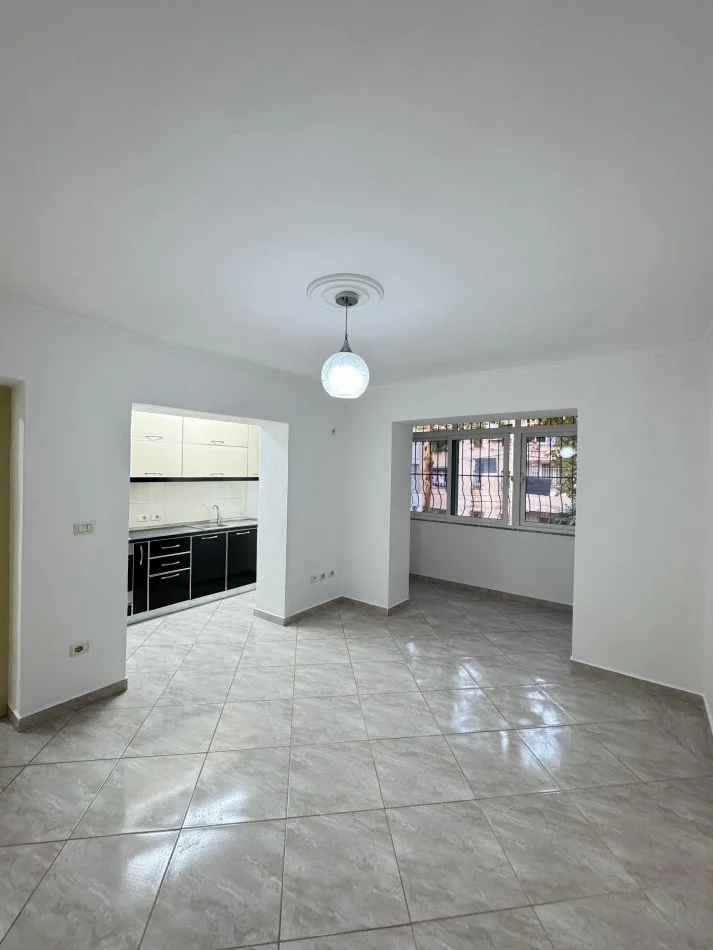 Tirane, shitet apartament 1+1+Ballkon Kati 1, 55 m² 84.000 € (Ali Dem)