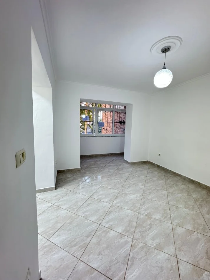 Tirane, shitet apartament 1+1+Ballkon Kati 1, 55 m² 84.000 € (Ali Dem)