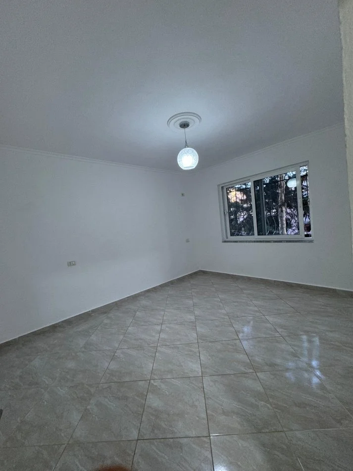 Tirane, shitet apartament 1+1+Ballkon Kati 1, 55 m² 84.000 € (Ali Dem)