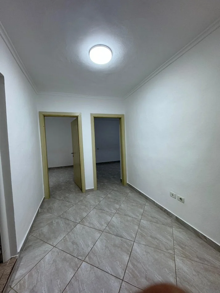 Tirane, shitet apartament 1+1+Ballkon Kati 1, 55 m² 84.000 € (Ali Dem)