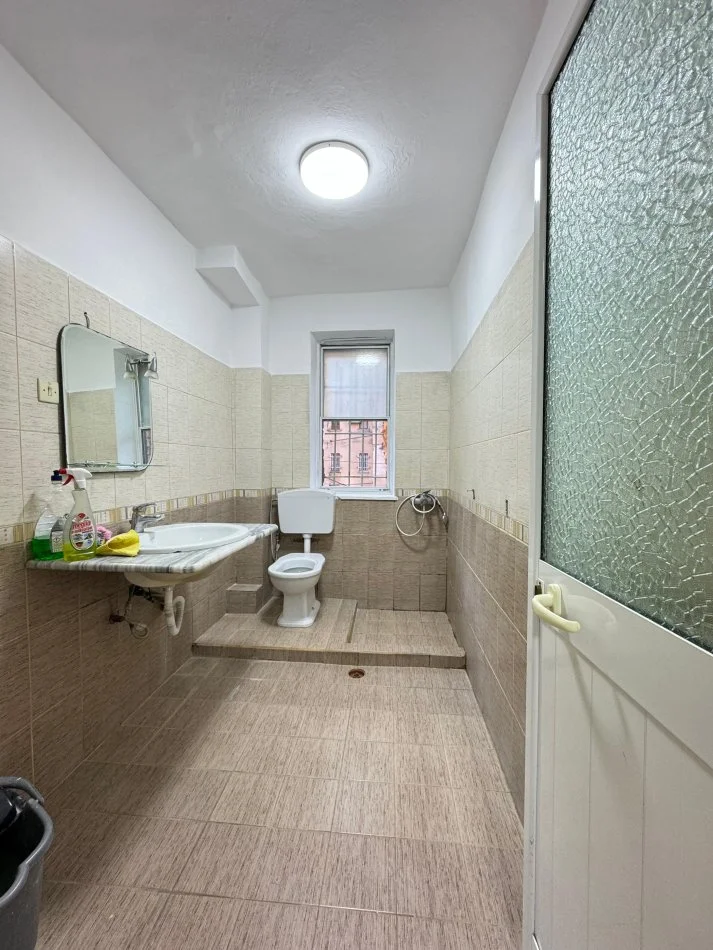 Tirane, shitet apartament 1+1+Ballkon Kati 1, 55 m² 84.000 € (Ali Dem)