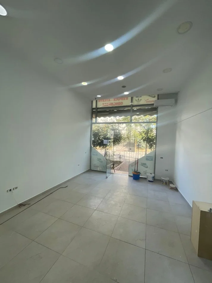 Tirane, jepet me qera dyqan Kati 0, 34 m² 500 € (vasil shanto)