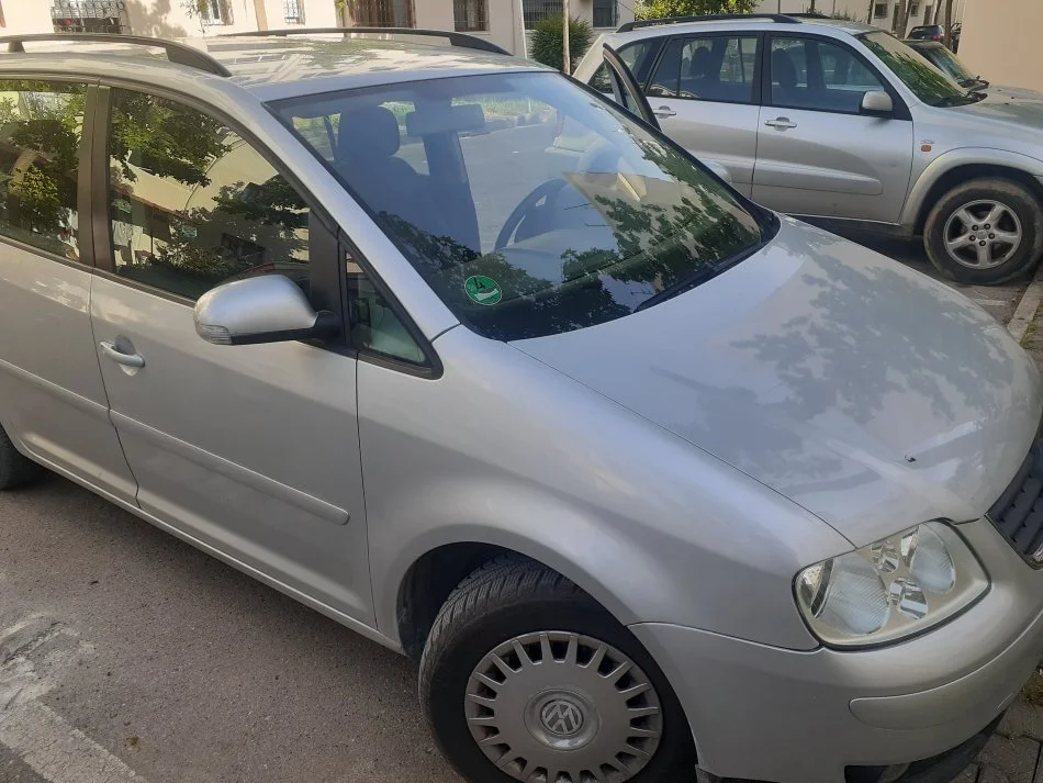 Durres, shitet makine VW Touran Nafte, e argjendtë manuale Kondicioner 208.000 km 3.600 €