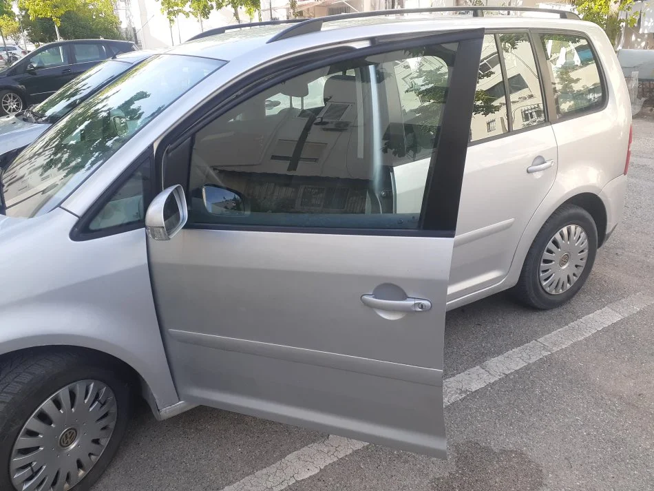Durres, shitet makine VW Touran Nafte, e argjendtë manuale Kondicioner 208.000 km 3.600 €