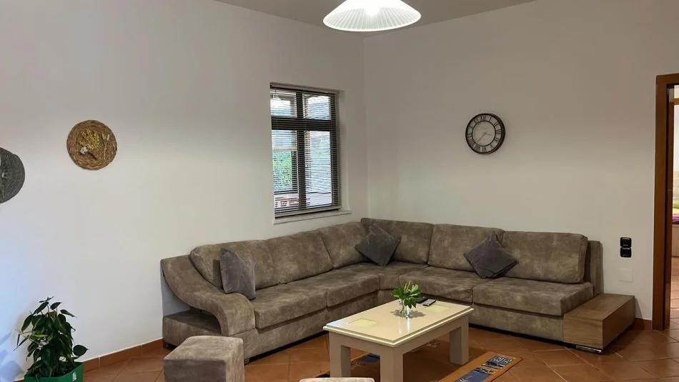 Tirane, jepet me qera shtepi 2+1 Kati 1, 120 m² 500 € (Ali Demi)