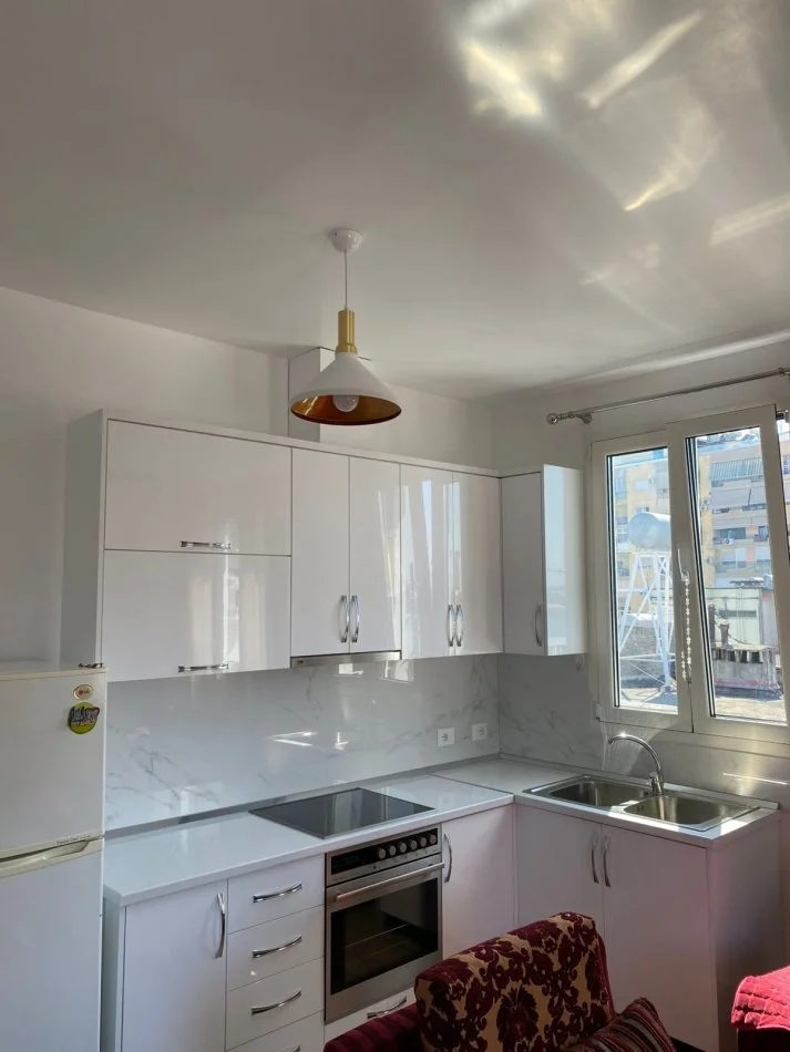Tirane, Apartament 1+1 me qira Kati 5, 72 m² 520 € (Liceu Artistik)