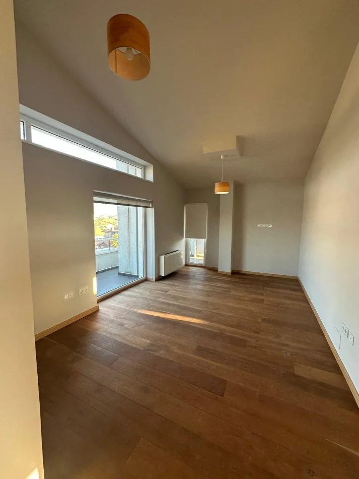 Tirane, jepet me qera Vile 3 Katshe Kati 4, 550 m² 3.900 € (Lunder)