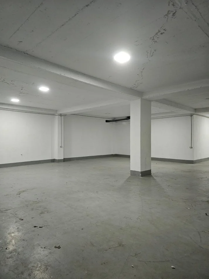 Tirane, jepet me qera magazine Kati -1, 350 m² 1.500 € (5 maji)