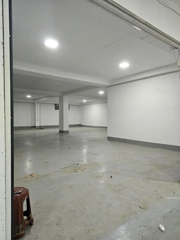 Tirane, jepet me qera magazine Kati -1, 350 m² 1.500 € (5 maji)