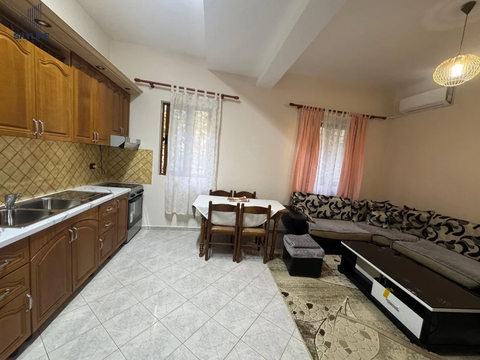 Tirane, jepet me qera apartament 2+1+Ballkon Kati 1, 450 € (Prane Ekonomikut)