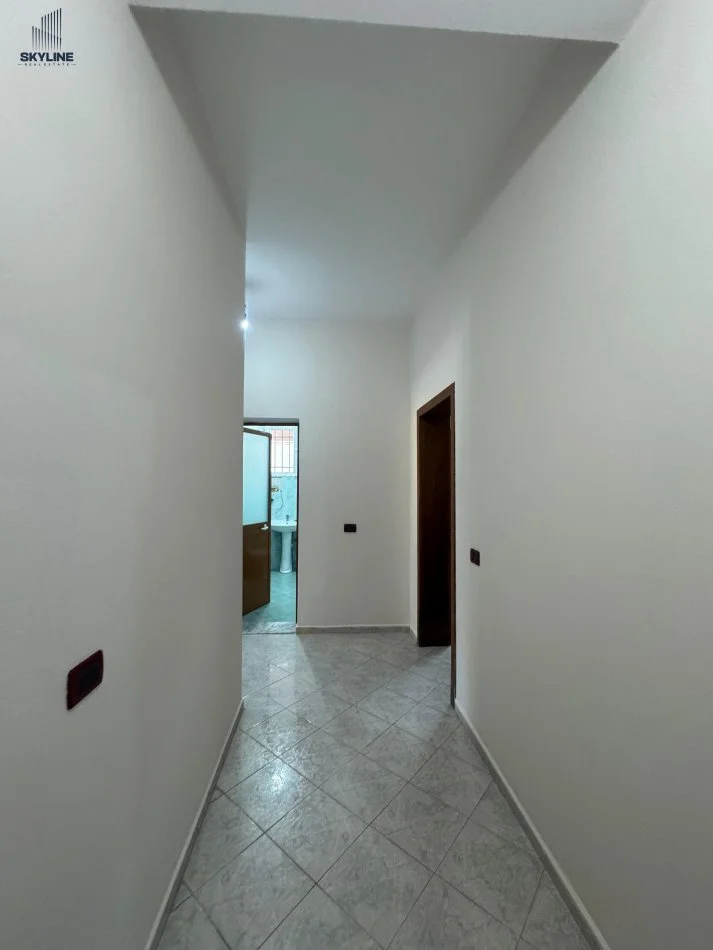 Tirane, jepet me qera apartament 2+1+Ballkon Kati 1, 450 € (Prane Ekonomikut)