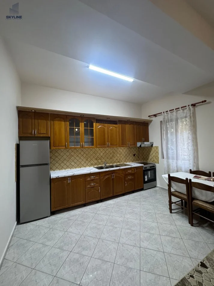 Tirane, jepet me qera apartament 2+1+Ballkon Kati 1, 450 € (Prane Ekonomikut)