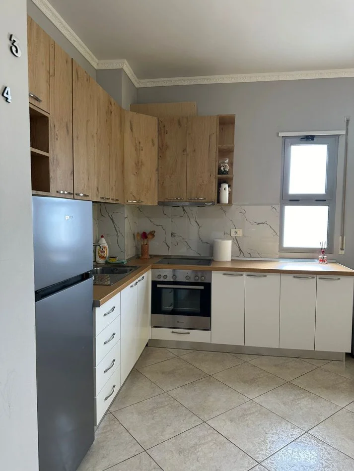 Vlore, jepet me qera apartament 1+1 Kati 8, 60 m² 300 € (Rruga e Cipajve, pas shkolles Elite) rv46212