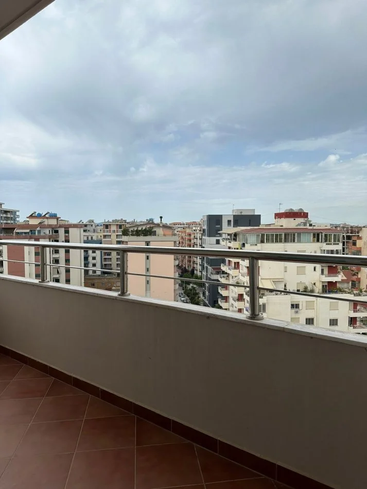 Vlore, jepet me qera apartament 1+1 Kati 8, 60 m² 300 € (Rruga e Cipajve, pas shkolles Elite) rv46212