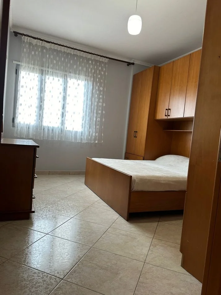 Vlore, jepet me qera apartament 1+1 Kati 8, 60 m² 300 € (Rruga e Cipajve, pas shkolles Elite) rv46212