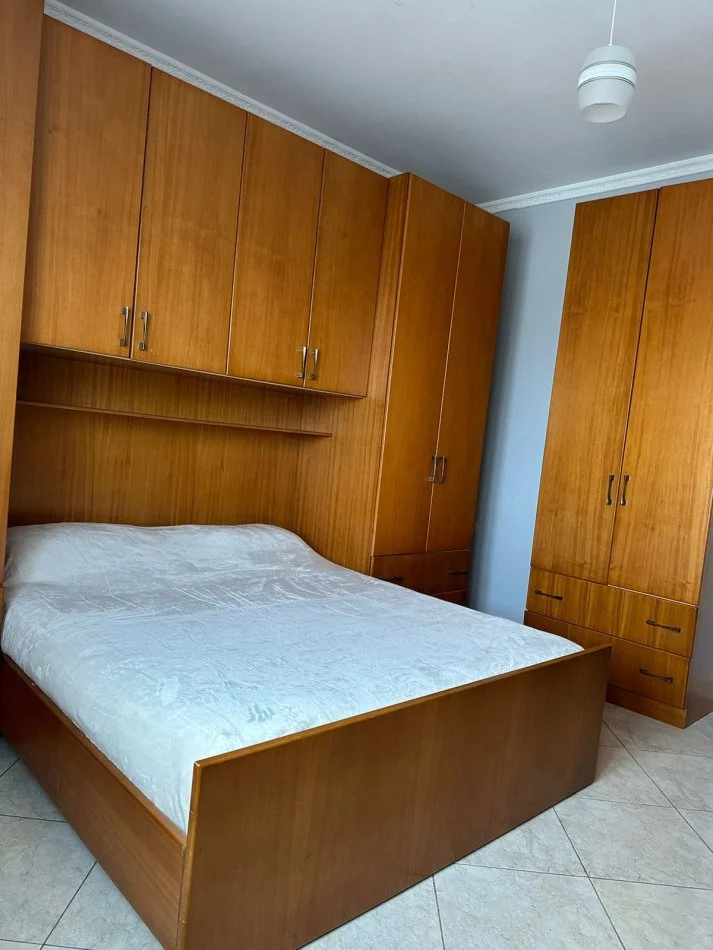 Vlore, jepet me qera apartament 1+1 Kati 8, 60 m² 300 € (Rruga e Cipajve, pas shkolles Elite) rv46212