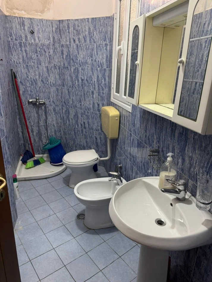 Vlore, jepet me qera apartament 1+1 Kati 2, 80 m² 600 € (te lokal Xhokla, Lungomare) RV46204