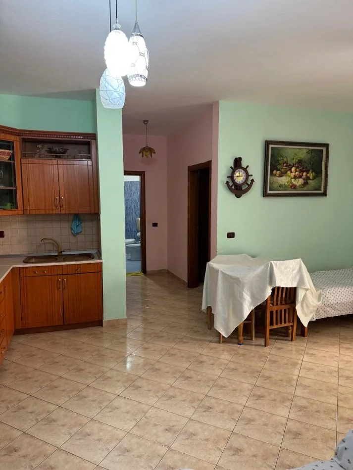 Vlore, jepet me qera apartament 1+1 Kati 2, 80 m² 600 € (te lokal Xhokla, Lungomare) RV46204