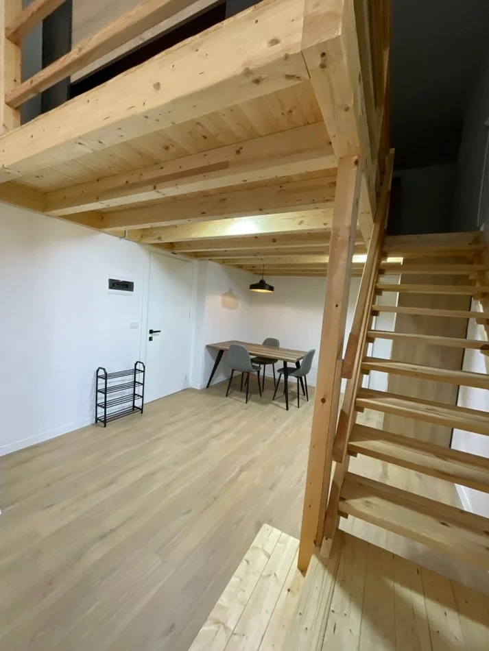 Tirane, jepet me qera apartament duplex 1+1 Kati 0, 90 m² 750 € (Rruga Durresit)