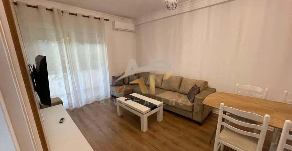 Tirane, jepet me qera shtepi 2+1 Kati 2, 85 m² 750 € (Rruga Xhon Kenedi)